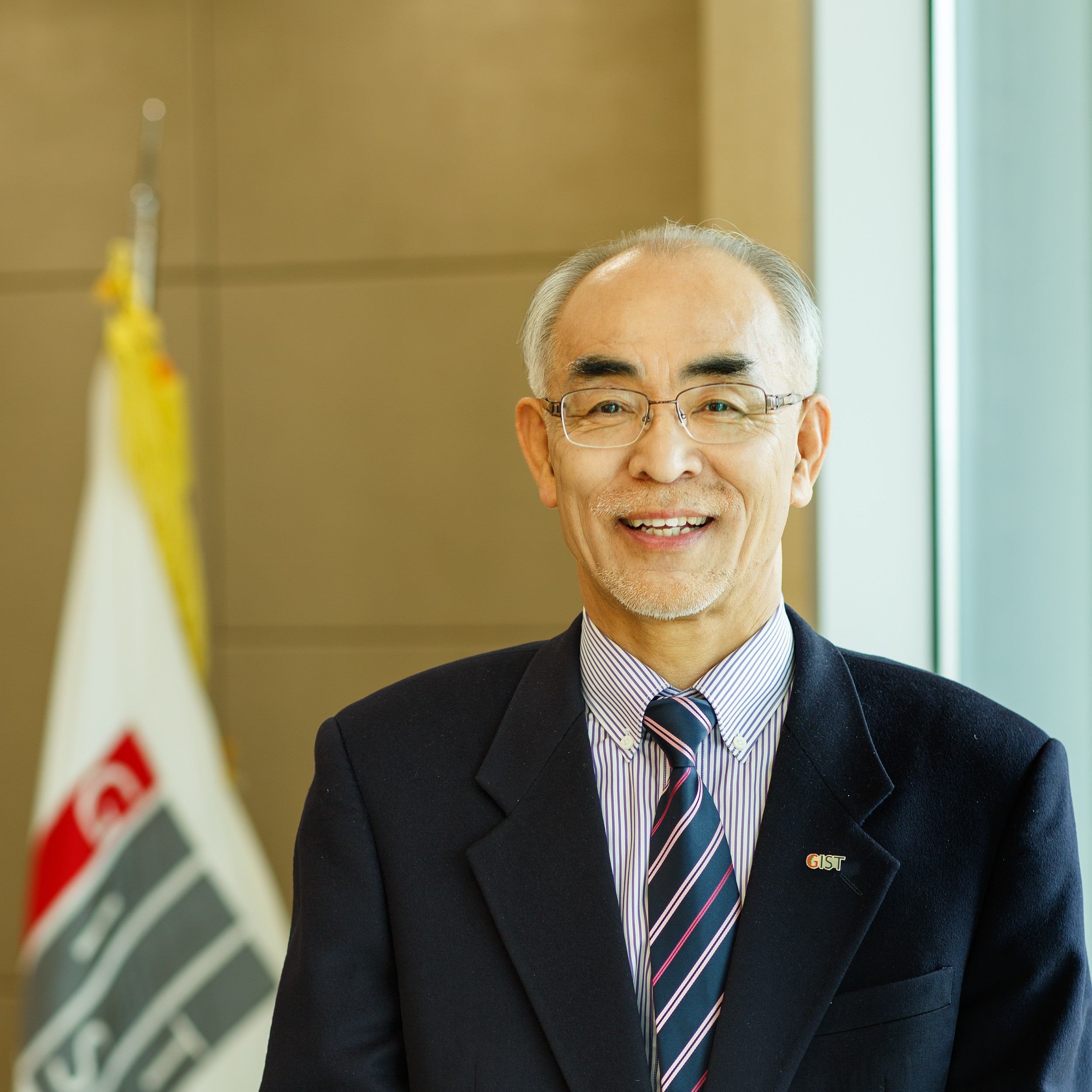 Presidents of the four major institutes of science and technology, including GIST President Kiseon Kim, will return 30% of their salaries for four months 이미지