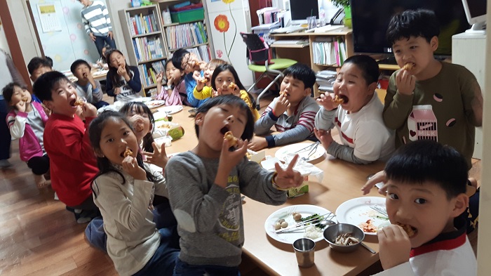 The GIST Learning Zone and Ajuker Chicken sponsors a monthly "Chicken Day" for 18 regional children's center in Gwangju 이미지