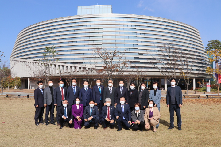 Chairman of the Gwangju Metropolitan Council and a group of lawmakers visit GIST to discuss regional development plans 이미지