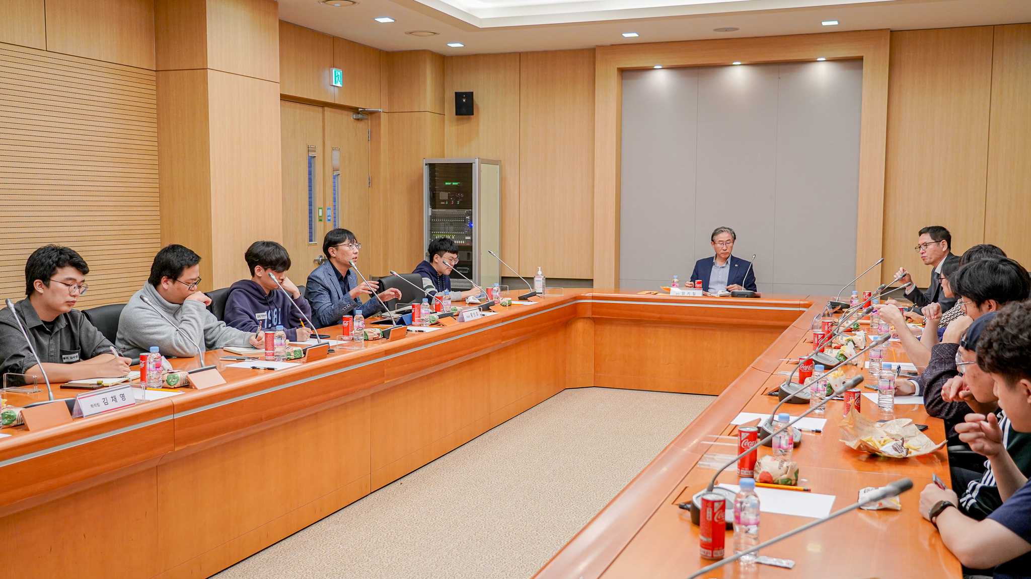 GIST President Kichul Lim holds a hamburger meeting with a delegation of student researchers... Utilizing the integrated management system, promising stable payment of student labor costs next year 이미지
