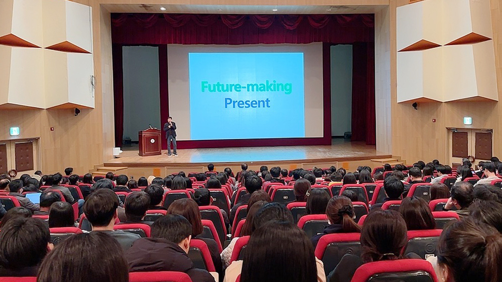 GIST rolled up its sleeves to improve integrity with all faculty and staff, including the president, participating in integrity training 이미지