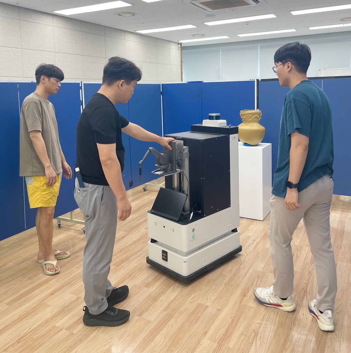 "Autonomous robot follows along at the right speed and guides the exhibition" GIST develops personalized exhibition viewing concierge service for the visually impaired 이미지