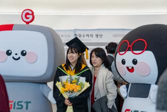 “연구실 넘어 세상으로… 창업·사회혁신 이끄는 과학기술 인재들” GIST, 2025학년도 학위수여식 개최 AI 문명 전환기 이끌 졸업생 308명 배출 사진