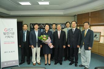 Family of the Late Prof. Un-Chul Paek Donates 200M 이미지