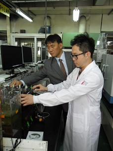 Prof. In Seop Chang"s Lab Develops Technology to Boost Microbial Fuel Cells (Donga Ilbo) 이미지