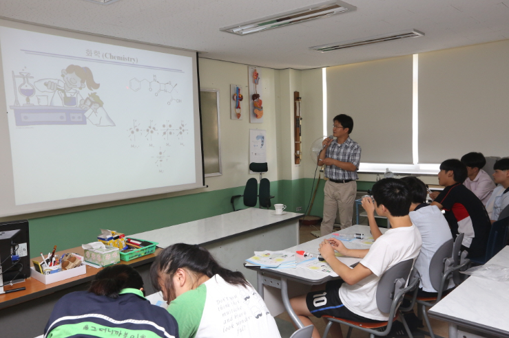 Prof. Seo Ji-won takes part in a CSR program, “Mobile Science Classroom” as one-day lecturer 이미지