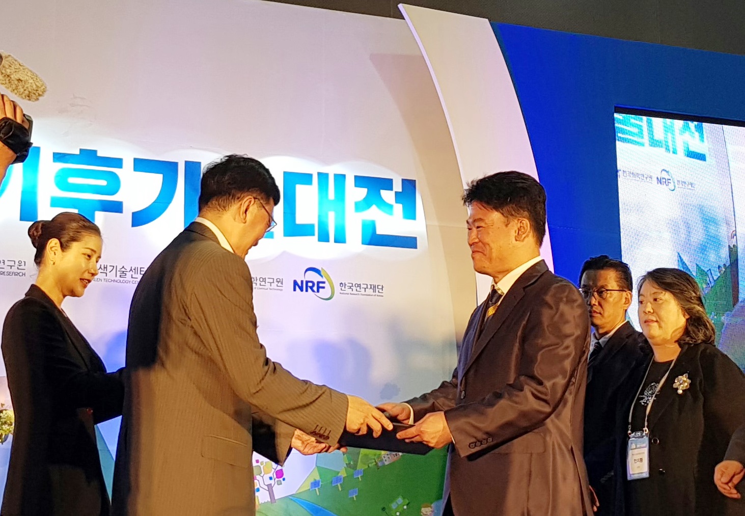 Professor Joon Ha Kim receives an award from the Ministry of Science and ICT 이미지