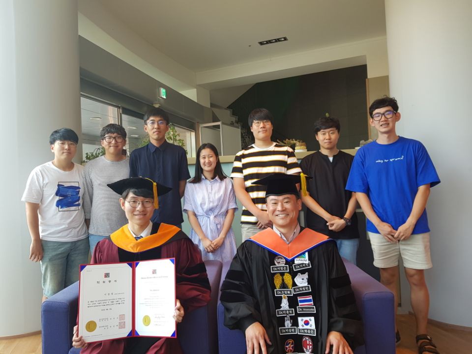Dr. Jangwon Seo of the School of Earth Sciences and Environmental Engineering becomes the first GIST College graduate to receive doctorate 이미지