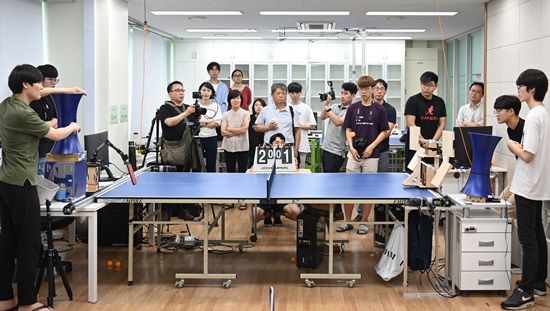 The 3rd GIST Creative Convergence Competition (2019) hosts a contest to develop a ping-pong robot 이미지