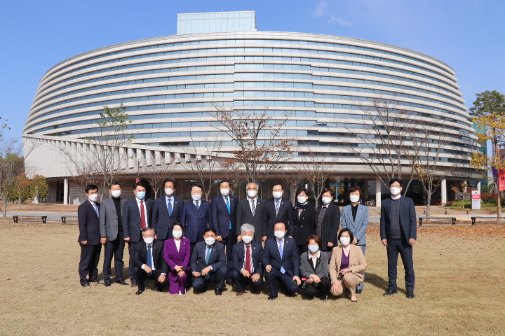 Chairman of the Gwangju Metropolitan Council and a group of lawmakers visit GIST to discuss regional development plans 이미지