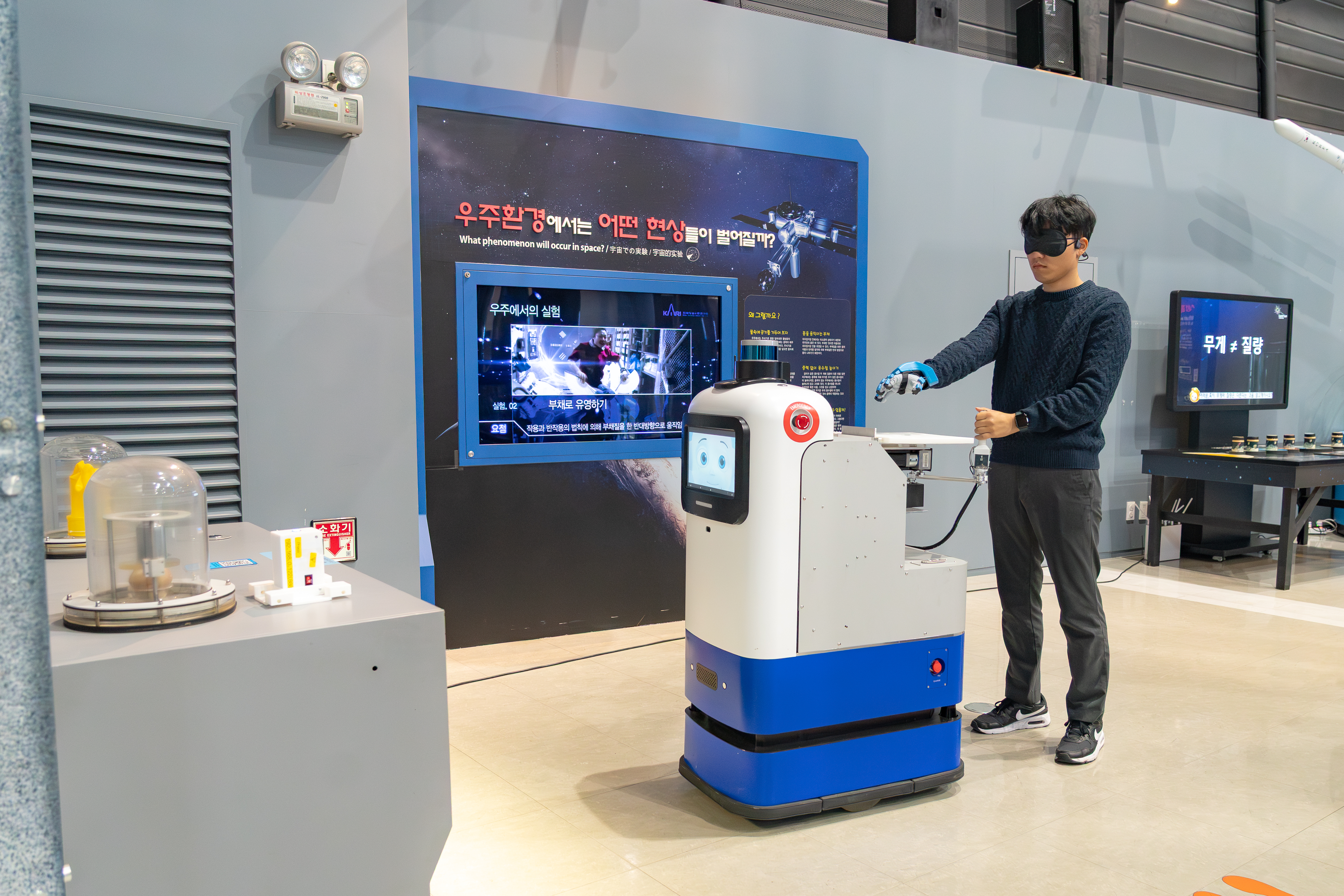 "Autonomous robots guide you, and haptic technology allows you to feel with your fingertips" GIST and the Gwangju National Science Museum unveil customized exhibition viewing technology for the visually impaired 이미지
