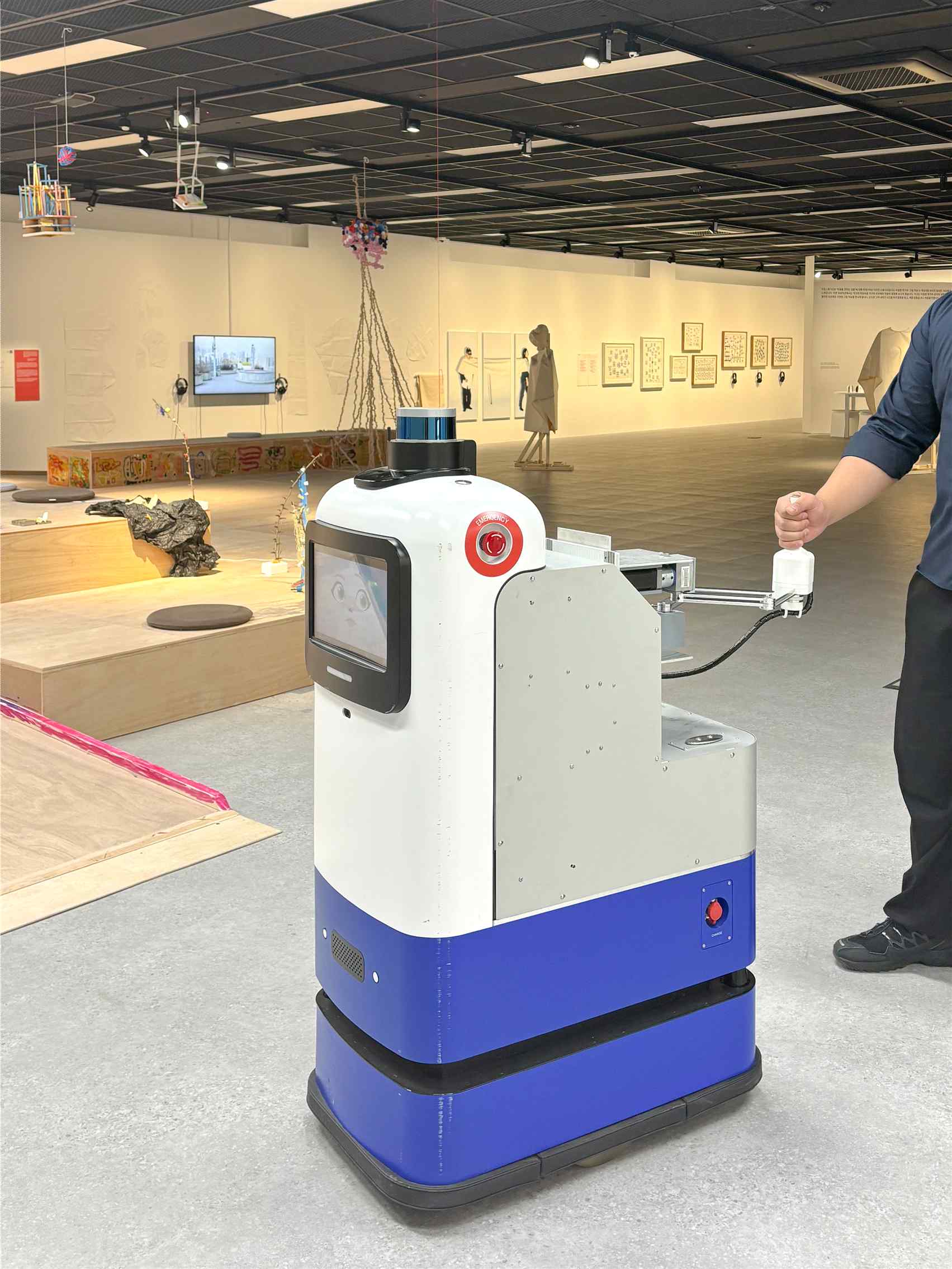 Art museums that the visually impaired can enjoy without a companion... GIST Al autonomous driving robot-based exhibition viewing support 이미지