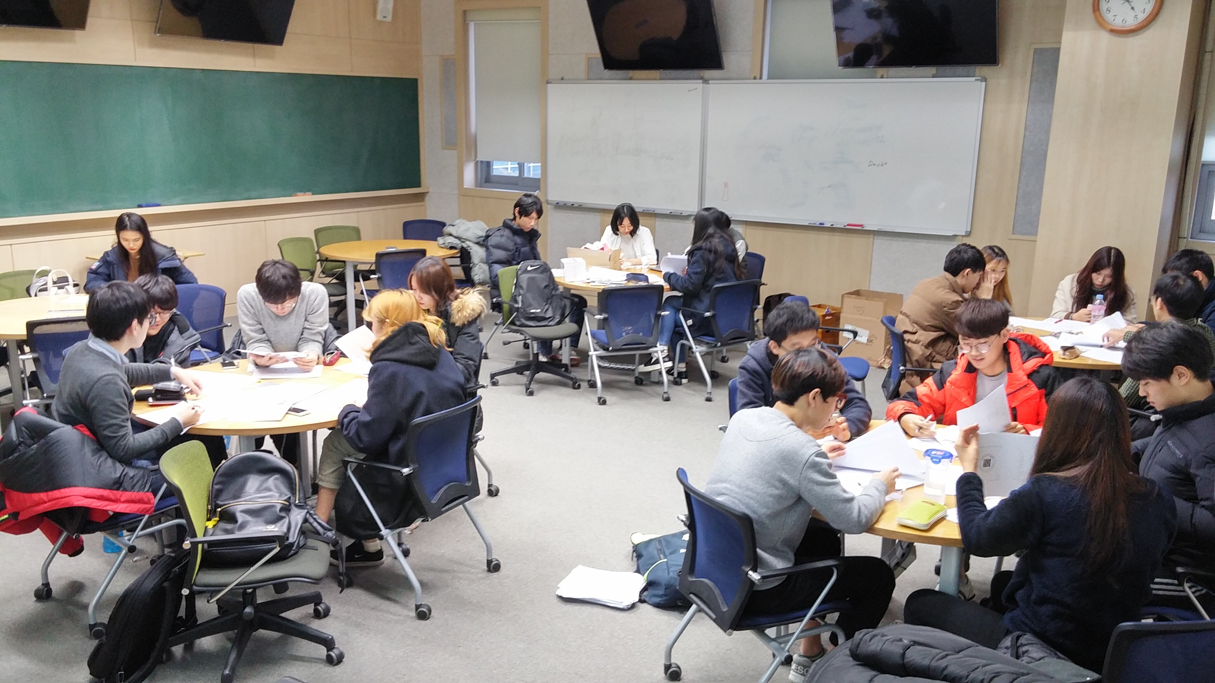 “Think How to Think” From passive students to problem solvers… GIST’s educational innovation program 'INGE', a 10-year challenge 이미지
